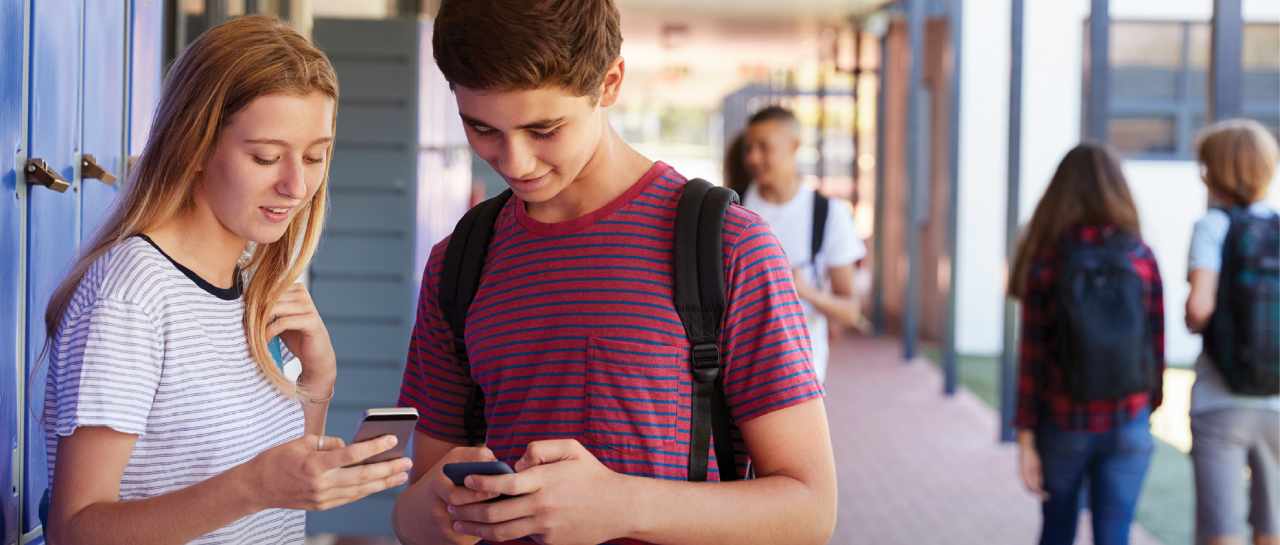 Gobierno de CDMX aprueba regulación de celulares en escuelas