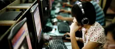 Mujer china da a luz en ciber café... ¡y sigue jugando!