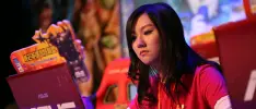 Contrata una china para que juegue videojuegos contigo