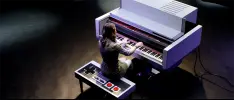 Celebran aniversario de Super Mario Bros. tocando su música en un NES-Piano