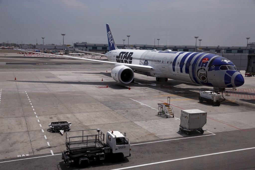 Image #: 40769503    A Star Wars themed All Nippon Airways ANA R2D2 Boeing 787 Dreamliner aircraft sits on the tarmac at Singapore's Changi Airport November 12, 2015. The aircraft was opened to the media on Thursday as it makes its first Asian stop outside Japan. REUTERS/Edgar Su  /LANDOV