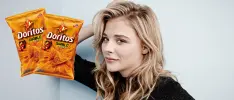 Casual, Chloë Moretz en el OXXO comiendo Doritos Diablo