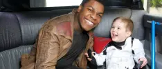 Finn, de Star Wars, le cumple su sueño a un niño con tumor cerebral