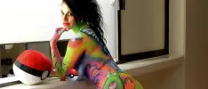 Actriz porno hace bodypaint de Pokémon (+18)