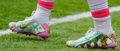 ¡Con puro estilo! Jugador de la NFL juega con zapatos de Kirby