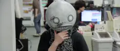 ¿Por qué Yoko Taro utiliza siempre máscara al presentarse en público?