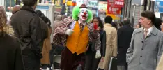 Joaquin Phoenix corre despavorido en estas imágenes de la peli del Joker