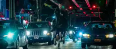 Keanu Reeves cabalga veloz en el tráfico en esta nueva imagen de John Wick 3
