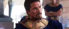 Thor lucha contra Christian Bale como Adam Warlock en esta ilustración