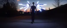 Cosplayer de Overwatch recrea a Mercy perfectamente, con todo y alas retractables