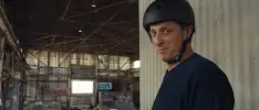 Mira a Tony Hawk recolectar las letras SKATE en la vida real