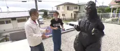 Estudiante japonesa cumple su sueño de conocer y pedirle matrimonio a Godzilla