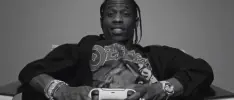 El famoso rapero, Travis Scott, protagoniza el nuevo y extravagante comercial del PS5