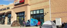 Pese al COVID, fans acampan afuera de tiendas por las nuevas consolas
