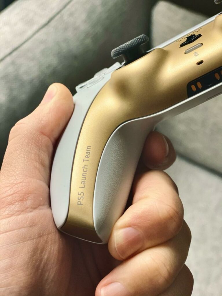 mando-ps5-dualsense-dorado-2206591