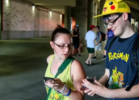 Multan a usuarios de Pokémon GO por salir a jugar en cuarentena | Atomix