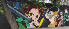 Fan celebra el estreno de Demon Slayer: Mugen Train creando un mural del anime en Monterrey