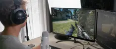 Streamer es víctima de violencia intrafamiliar en plena transmisión