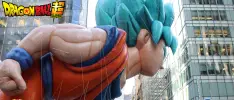 Goku se roba la atención del desfile del Día Acción de Gracias