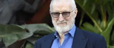 James Cromwell pega su mano a un mostrador en protesta contra Starbucks