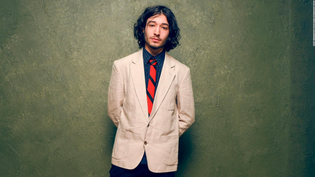 220809153615-ezra-miller-flash-espanol-full-169