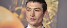 Ezra Miller es acusado de un delito grave relacionado al robo de alcohol