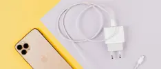 Apple volverá a vender sus iPhone con cargador incluido
