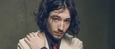 Ezra Miller podría declararse culpable por allanamiento de morada