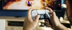 Padre obliga a su hijo a jugar como castigo