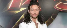 Reaparece Ezra Miller en público tras dos años de ausencia