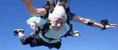 Abuelita busca récord mundial saltando de un paracaídas a sus 104 años