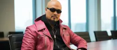 Hideki Kamiya sale de Platinum en su Lamborghini