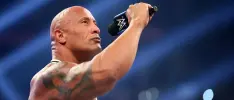 The Rock recibe su propia estatua con un detalle de por medio