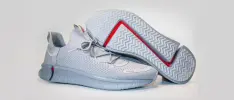 Presentan tenis que crecen con el pie del usuario