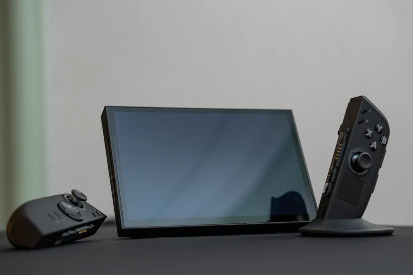247466_CES_2025_Lenovo_Legion_Go_OLED_prototype_ADiBenedetto_0002
